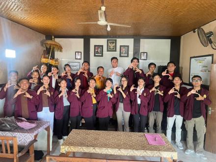 Penyerahan KKN Mahasiswa Institut Mpu Kuturan Singaraja di Desa Sarimekar